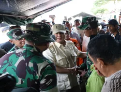 Prabowo Ucapkan Terima Kasih pada Prajurit yang Gendong Pendaki Saat Erupsi Gunung Marapi