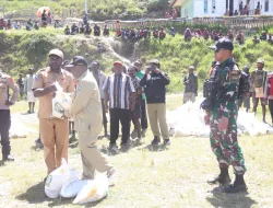 Satgas 330 Kawal Pembagian Bantuan Beras Bulog, Masyarakat Intan Jaya Tersenyum Bahagia