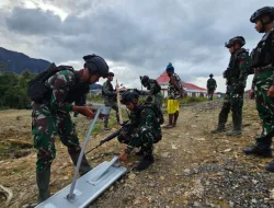 Satgas 330 Tri Dharma Hadirkan Pelita, Lingkungan Rumah Yance Sani Tak Lagi Gelap Gulita