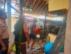 Polsek Ciampea bersama warga Masyarakat dan Instansi Terkait Lakukan Penanganan Rumah Warga Yang Roboh Akibat Bencana Alam