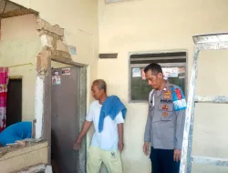 Kegiatan Kapolsek Ciampea Bersama Forkompicam Ciampea dan Warga Masyarakat Memberikan Bantuan Kepada Warga Yang Kena Terdampak Gempa Bumi