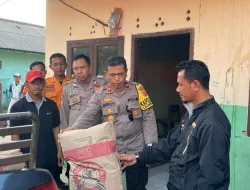 Kegiatan Kapolsek Leuwiliang Bersama Anggota Memberikan Bantuan Kepada Warga Yang Kena Terdampak Gempa Bumi