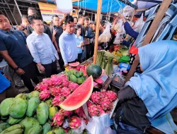 Awali Kampanye di Kalimantan, Gibran Blusukan Pasar di Balikpapan