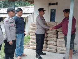 Kapolsek Nanggung Berikan Bantuan Warga Yang Terkena Dampak Gempa Bumi Di Wilayah Nanggung Kabupaten Bogor