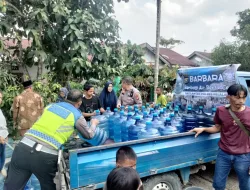 Dalam Rangka Cooling System, Satlantas Polres Pelalawan Berbagi Air Bersih di Desa Makmur