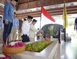 Prabowo Ziarah ke Makam Bung Karno di Blitar