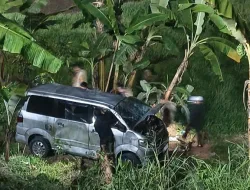 Sebuah Mobil Terlibat Kecelakan Lalu Lintas Tunggal di Jalan Alternatif Kopo Cisarua, Pihak Polsek Cisarua Lakukan Penanganan