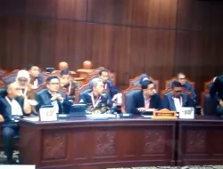 Hakim MK Bacakan Putusan, Tim Kuasa Hukum Lakukan Aksi Walkout