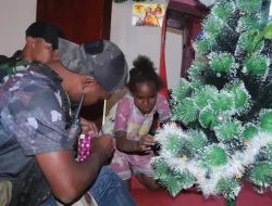Jelang Natal, Personel Satgas Yonif 330/Tri Dharma, Bantu Masyarakat Bajemba Dekorasi Gereja