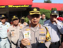 Kapolres Metro Tangerang Kota Bagikan Buku Saku  Pedoman Pengamanan Tahapan Pemilu dan Netralitas Anggota Polri pada Pemilu 2024