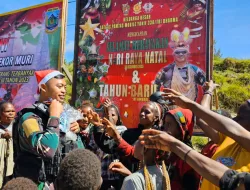 Bagikan 1000 Daster Batik Kencana Ungu, Kado Satgas 330 Untuk Mama Papua di Hari Ibu