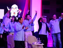 Prabowo-Gibran Tiba di Lokasi Debat dengan Wajah Sumringah, Bersalaman dengan Para Wartawan Senior