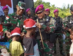 TNI Peduli : Satgas Pamtas Mobile RI–PNG Yonif 7 Marinir dan Kodim 1715/YHK Salurkan Bansos di Yahukimo Papua