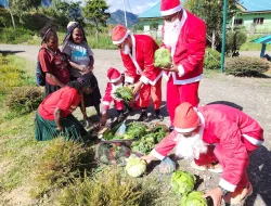 4 Santa Claus Tri Dharma Gemparkan Intan Jaya, Borong Hasil Bumi Mama Papua