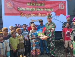 Sambut Natal Kodim 1715/Yahukimo dan Satgas Yonif 7 Marinir Berbagi Kasih Bagikan Sembako ke Masyarakat Desa Sokamu Distrik Dekai Kabupaten Yahukimo