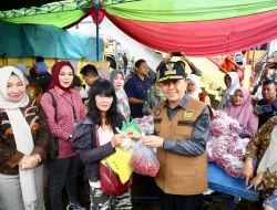 Akhir Tahun, Atasi Inflasi, Pj Gubernur Sumsel Agus Fatoni Bagikan Cabe Merah dan Bawang Gratis