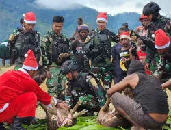 Wujud Syukur Menyambut Perayaan Natal, Satgas 330 dan Warga Kampung Holomama Gelar Acara Bakar Batu