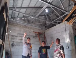 Bhabinkamtibmas Wilayah Polsek Ciomas Bersama Pemdes Mengecek Rumah Warga Yang Kena Terdampak Bencana Alam