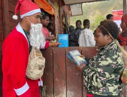 Jelang Ibadah Malam Natal di Intan Jaya, Satgas 330 Bagikan Bantuan Alkitab Dari Pangkostrad