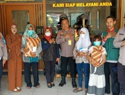 Kapolsek Gunung Putri Bersama Jajarannya Tindak Lanjutti Berita Viral Di Medsos Untuk Bantu Anak Penjual Kopi Seduh Untuk Bayar SPP Sekolah