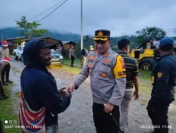 Jelang Natal, Polisi Santa Polres Pegunungan Bintang Hadir Berikan Bingkisan Natal