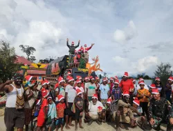 Perdana Dalam Sejarah Perayaan Natal di Intan Jaya, Satgas 330 Bagikan Bingkisan Natal Gunakan Kereta Santa