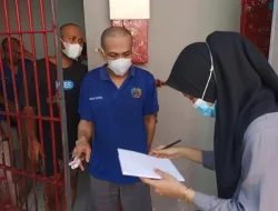 JAGA DAYA TAHAN TUBUH WBP, TIM KESEHATAN RUTAN BANGIL BAGIKAN VITAMIN