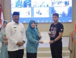 Pj Gubernur Safrizal Bantu Peralatan  &  Sertifikat Halal kepada Ratusan UMKM