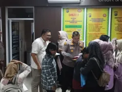 Serahkan Formulir Pendaftaran SKCK, Kapolres Dumai Sempatkan Diri Berkomunikasi Dengan Pemohon SKCK