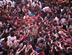 Jemaat Milenial dan Gen-Z Serbu Prabowo di Natal Surabaya: Saya Mendukung, Bapak Tersenyum