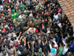 Momen Gembira Prabowo Main Air Bareng Anak-Anak Saat Resmikan Titik Air di Sukabumi
