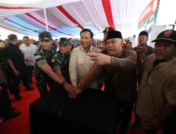 Prabowo Diserbu Warga saat Bagi-bagi Cokelat di Desa Karanganyar Sukabumi