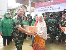 Danrem 031/WB Dan Siswa Taruna Akmil 2023 Beri Bantuan Sembako Kepada  Masyarakat Yang Terkena Banjir Di Desa Buluh Cina