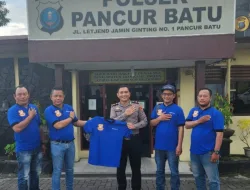 Silaturahmi ke Kapolsek Pancur Batu, Ketua Chairum Lubis Berikan Baju Terbaru Pewarta