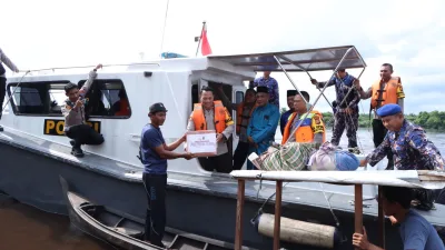 Dalam Rangka Cooling System Menjelang Pemilu 2024, Kapores Siak Lakukan Patroli Perairan dan Sambangi Nelayan 