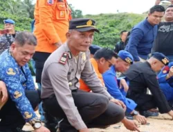Sampaikan Pemilu Damai 2024, Polres Rohil Lepas Anak Penyu Supaya tidak Terjadi Kepunahan