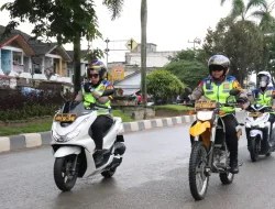 Kapolres Pelalawan Beri Pin Pengendara yang Mematuhi Peraturan lalu lintas