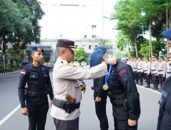 Polda Metro Jaya Berikan Penghargaan Personel Satbrimobda yang Berprestasi