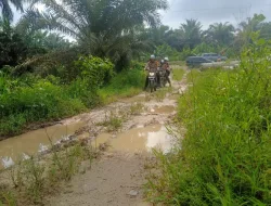 Tempuh Medan Ekstrem, Polsek Kapur Antar Bantuan Sembako Untuk Warga
