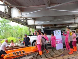 Sosialisasikan Pemilu Damai, Kapolres Rohil dan Bhayangkari Kunjungi Warga Terdampak Banjir
