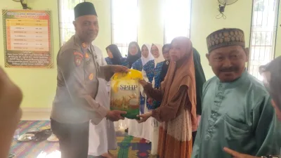 Dalam Rangka Cooling System Pemilu 2024, Polsek Medang Kampai Beri Bantuan Sembako ke Masyarakat Kurang Mampu dan Lansia