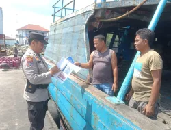 Kunjungi Tempat Keramaian, Sat Binmas Polres Dumai Bagikan Brosur Himbauan Kamtibmas