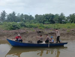 Dengan Sampan Dayung Menuju Hulu Sungai Desa Terpencil, Polsek Rupat Utara Sosialisasikan Pemilu Damai 2024