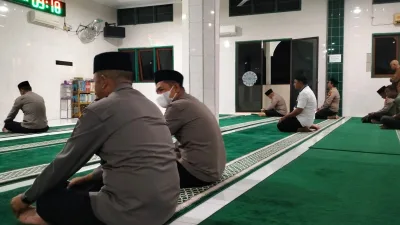 Dalam Rangka Cooling System Menjelang Pemilu 2024, Polres Dumai dan Polsek Jajarannya Rutin Melaksanakan Subuh Education