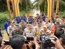 Terjang Banjir, Kapolda Riau dan Danrem 031/Wira Bima Kompak Bantu Korban Banjir