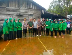 Kapolres Kampar Dampingi Danrem 031/ Wira Bima Tinjau dan Beri Bantuan Kepada Masyarakat Terdampak Banjir
