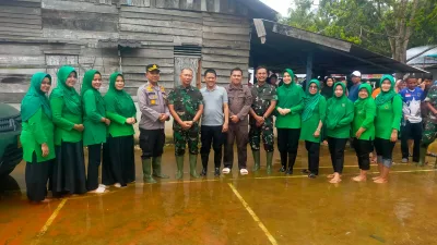 Kapolres Kampar Dampingi Danrem 031/ Wira Bima Tinjau dan Beri Bantuan Kepada Masyarakat Terdampak Banjir