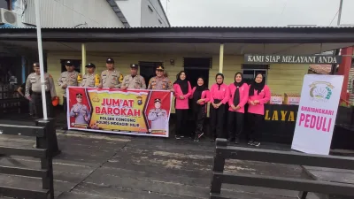 Polsek Concong Berbagi Kebahagiaan pada Kegiatan Jumat Barokah Bersama Bhayangkari Peduli