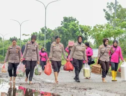 Peduli Kemanusiaan Warga Terdampak Banjir, Polres Pelalawan Lakukan Cooling System dengan Dirikan Dapur Umum
