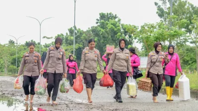 Peduli Kemanusiaan Warga Terdampak Banjir, Polres Pelalawan Lakukan Cooling System dengan Dirikan Dapur Umum